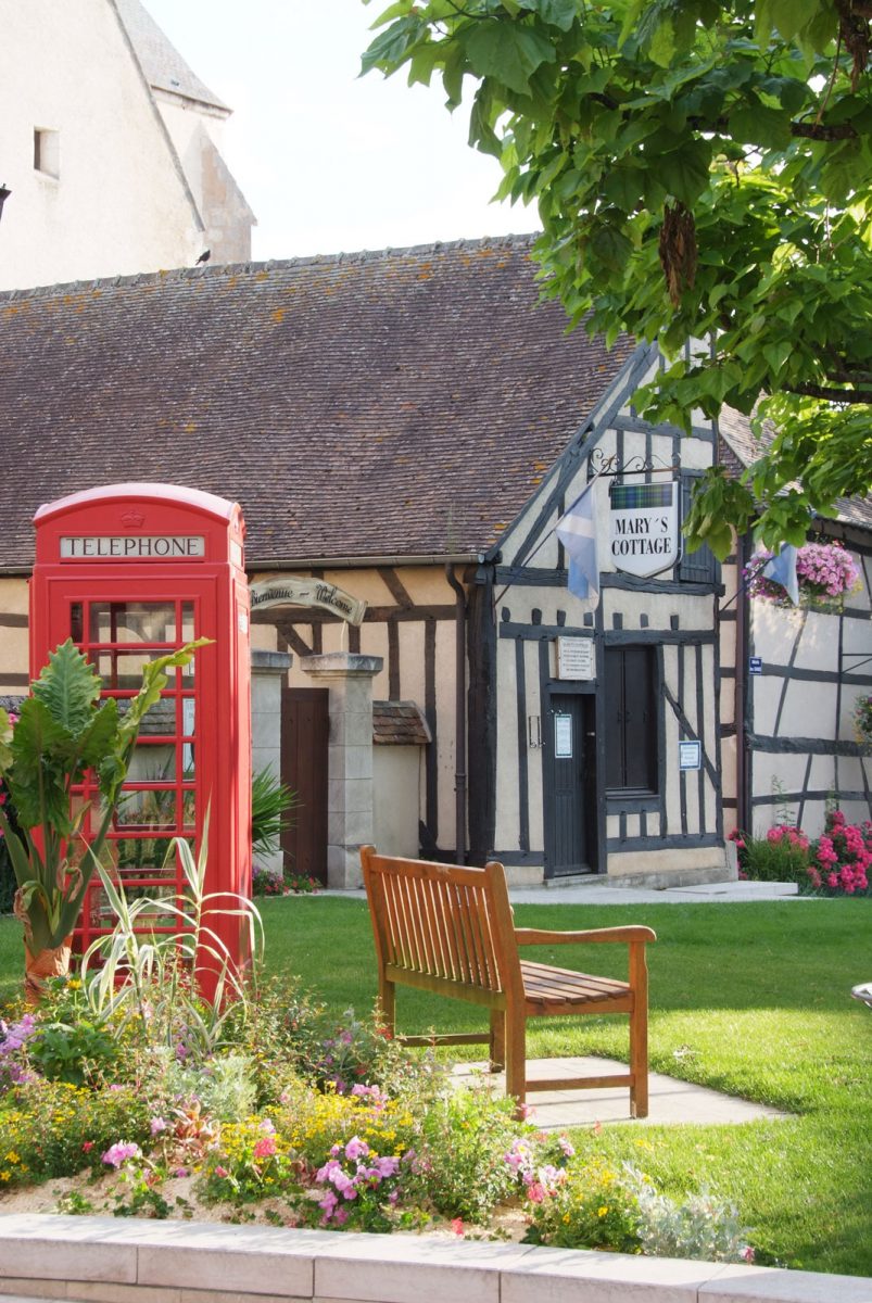 Photo du vieille Aubigny : cabine téléphonique rouge et maisons a pans de bois