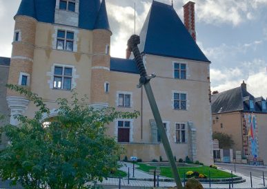 Photo du château des Stuart et du monument de l'Auld Alliance