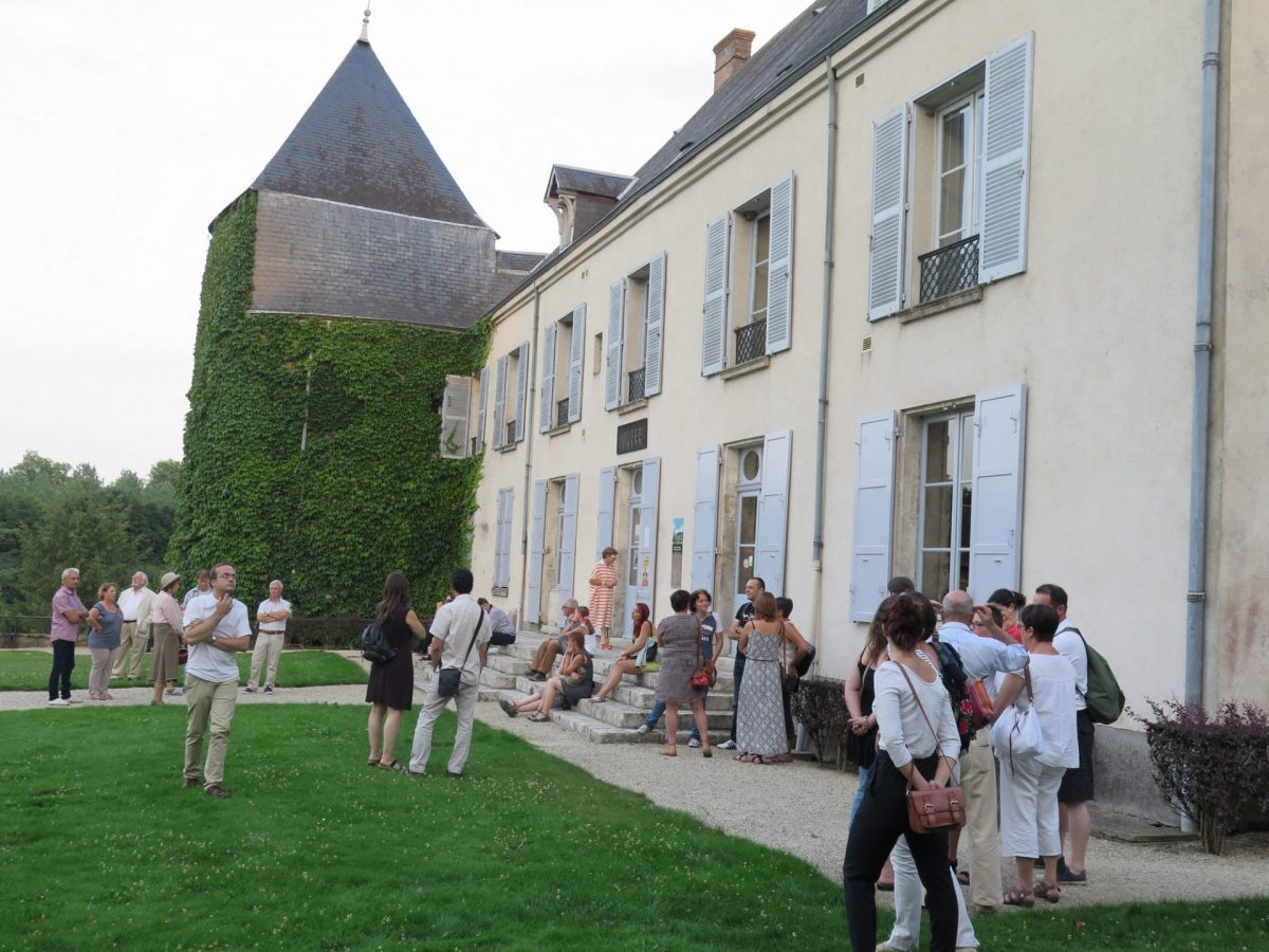 Attente des visiteurs devant le musée des métiers à Argent