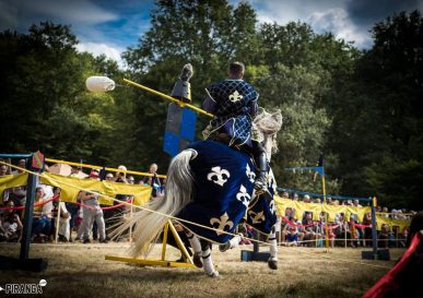 Photo d'une joute équestre lors des fêtes médiévales