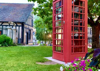 Cabine téléphonique rouge