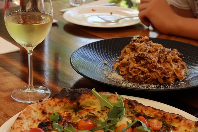 Restaurant-à-Ivoy-le-Pré-06-