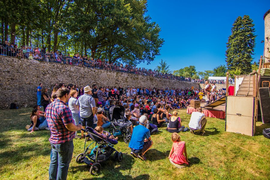 Spectacle de saltimbanques avec une foule