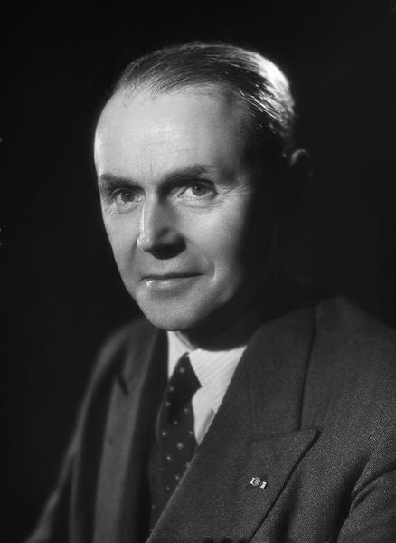 Maurice Genevoix en 1949 pose pour le Studio Harcourt.