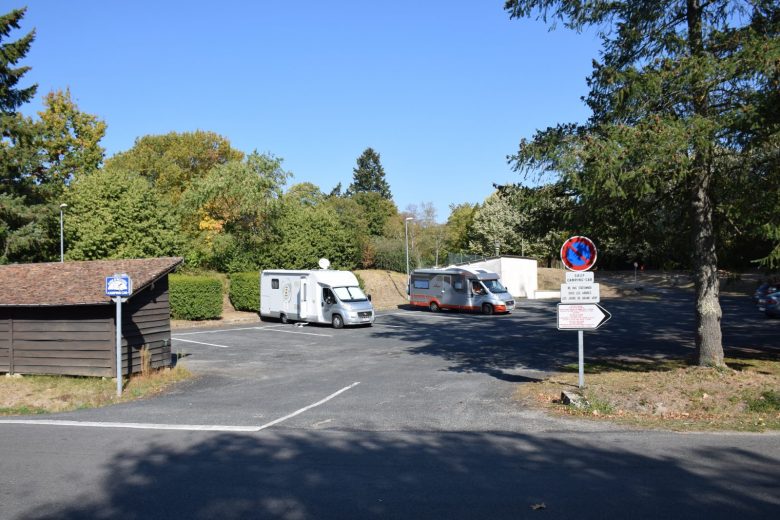 Aire-de-camping-car-parc-des-sports-aubigny-sur-nere-2