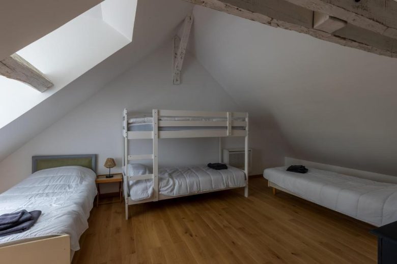 Chambre 4 – L&rsquo;école des Naudins – Oizon
