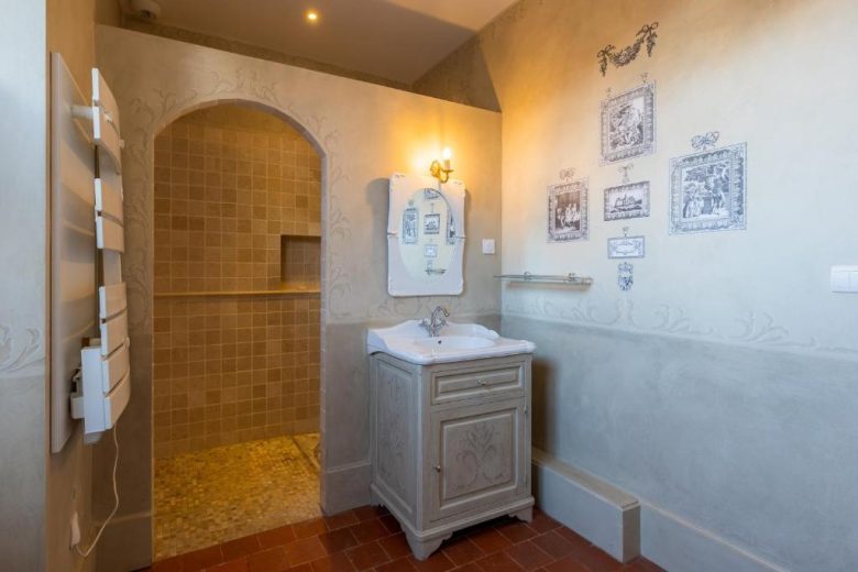 Salle de bain 1 – L&rsquo;école des Naudins – Oizon