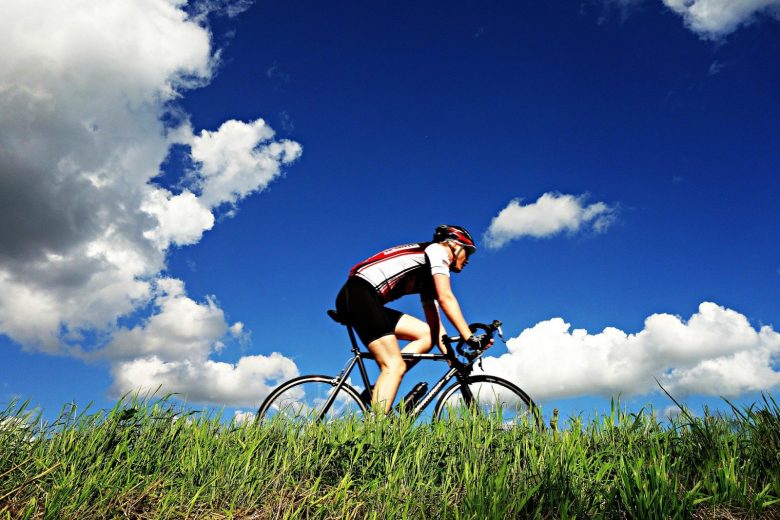 cyclist-1537843_1920